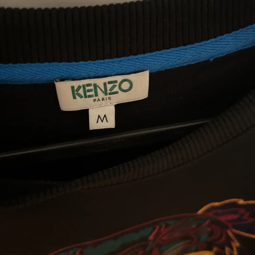 Säljer en fin Kenzo Paris tröja i fint skick i storlek M tröjan är knappt använd vit kenzo väska följs med som ni ser på sista bilden pris 1300kr priset kan diskuteras tröjan är självklart äkta hör av er om ni har frågor. Tröjor & Koftor.