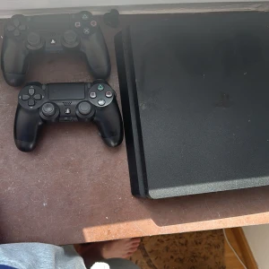 Playstation 4 - PS4  - Säljer mitt PS4 till ett billigt pris, då det inte kommer till någon användning. Kommer med 2 kontroller, tyvärr så har jag ingen box kvar därav priset! Det är bara att höra av sig om man har någon fråga! 😃