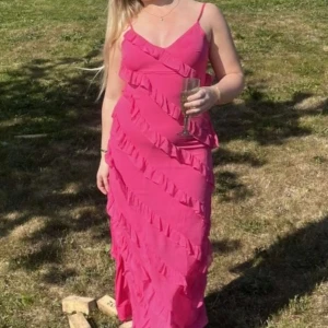 Rosa klänning  - Rosa frill klänning från Gina Tricot, något djup i ryggen. Slutsåld på hemsidan, använd en gång.