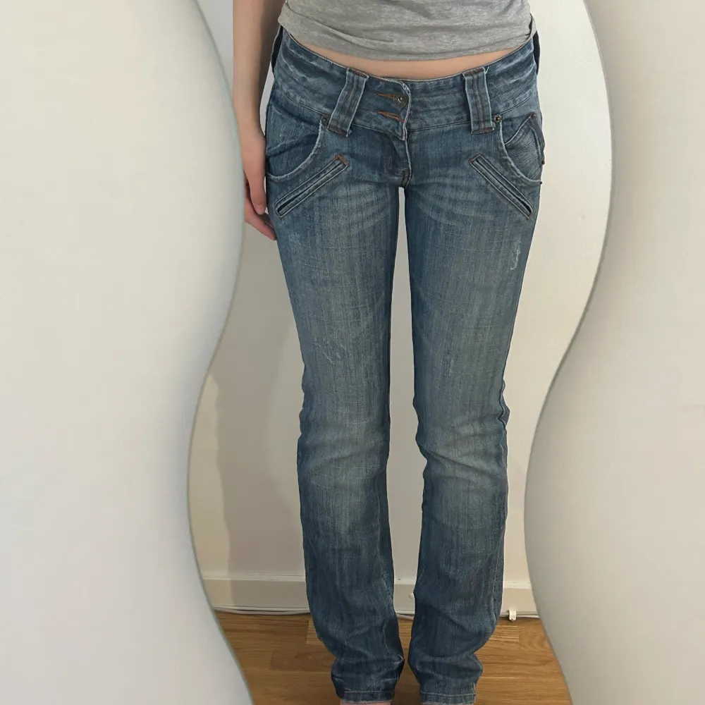 Jeansen saknar en knapp men annars i bra skick, sitter bekvämt men kramar om låren lite om man har lite större lår. De har en relativt straight fit till sig och passar perfekt till y2k outfits. . Jeans & Byxor.