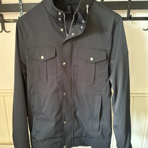 J Lindeberg Bailey - Säljer nu min  oanvända j Lindeberg bailey jackan är köpt på Johnells