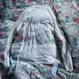 Intimissimi tröja  - Vit tröja från intimissimi i Small. Endast testad 1 gång men tyckte inte om färgen, prislappen är kvar. Skicka meddelande för bild på 💗