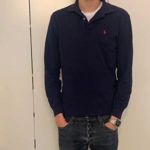 Raulph lauren tröja - Tja! Säljer dena feta raulph lauren tröjan. Färgen är marinblå och tröjan är såklart äkta. Storlek small med sitter som medium. Kom dm för fler frågor.