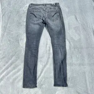 Säljer nu dessa riktigt feta gråa Dondup jeans med slitningar och tvätt. De är i mycket bra skick då de nästan aldrig använts. Tveka inte på att höra av er vid fler frågor eller funderingar🙌🏽