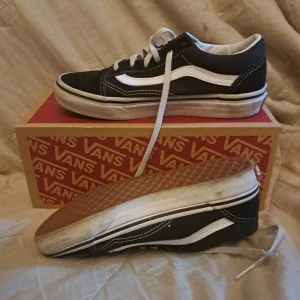 Vans - Svarta vans i storlek 33. Bra skick, använd fåtal gånger. Kontakta vid frågor🫶🏻