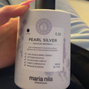 Färginpackning  - Maria nila färginpackning den är använd till strecket så 90% av innehållet finns kvar 😊 färgen pearl silver, som gör att ens hår får en kall blonf nyans! Ny pris 299 mitt pris 150