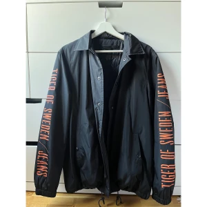 Tunn jacka Tiger of Sweden Jeans - Tunn jacka från Tiger of Sweden Jeans, quiltad på insidan. Storlek S. Nyskick! Nypris ca 1500kr