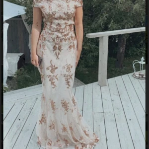 balklänning  - säljer en  balklänning som sitter som en 36 mycket bra kvalitet 