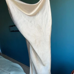 Satin klänning - Använde en gång under midsommar förra året