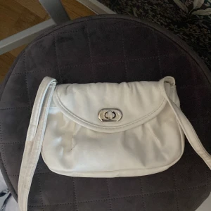 Axelväska - Vintage axelväska från don donna, använt skick därav priset❣️