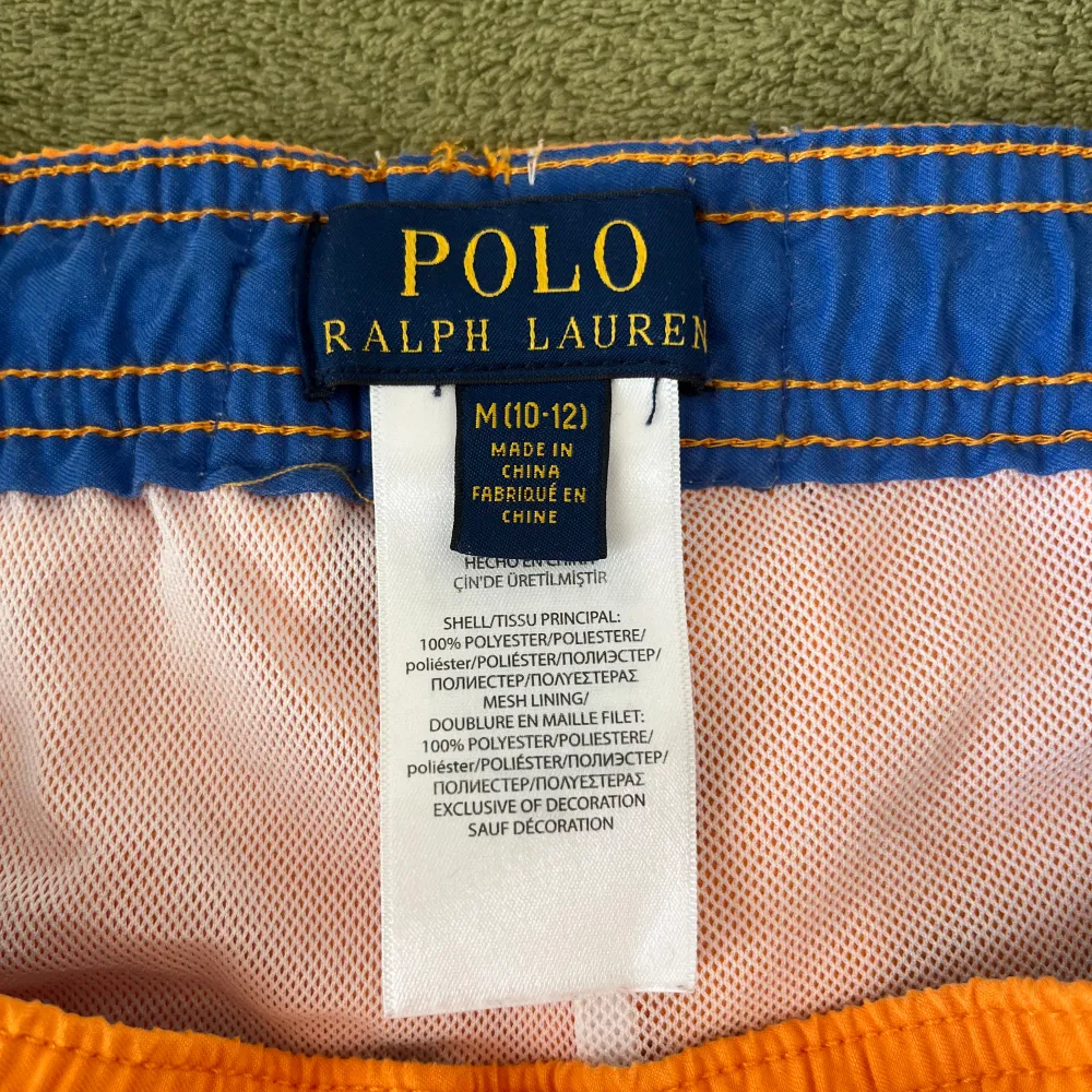 Ralph Lauren badshorts i mycket gott skick. Endast använt några gånger för många år sedan. Storlek 10-12 (M) barnstorlek. Pris kan diskuteras.. Shorts.