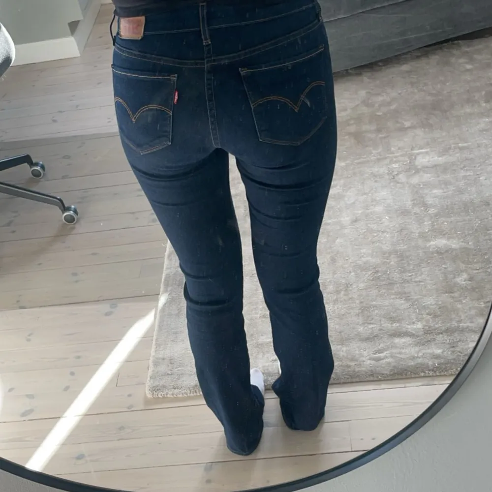 lågmidjade bootcut jeans från Levis, jättebra skick💕 sitter jättesnyggt och så fin färg! . Jeans & Byxor.
