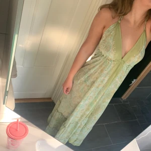 Bohemisk klänning - Jättefin bohemisk klänning från märket Swarna. Den är 70% silke och 30% viskos.