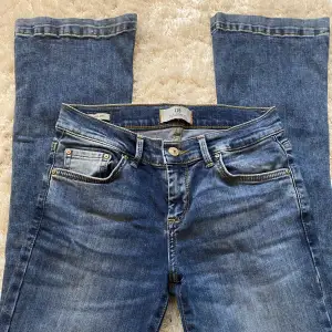 Jättefina lågmidjade flare jeans från Ltb och använd ett fåtal gånger så i jättebra skick. Nypris: 900 kr. Innerbenslängd: 73 cm. Hör av dig vid funderingar och frågor!💗