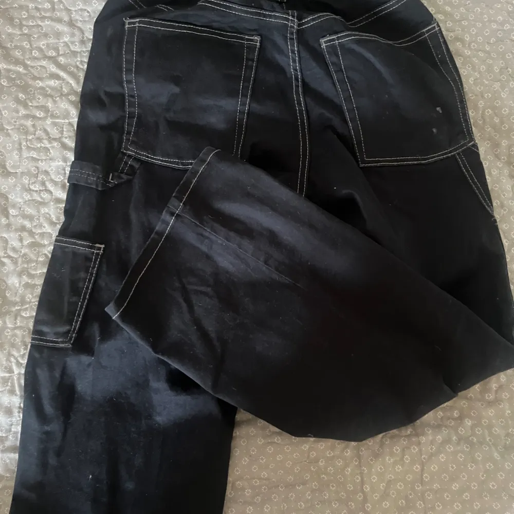 Baggy svarta jeans  Är 164cm lång men byxorna är för korta på mig. Är knappt använda och man kan justera midjan  Priset går att diskutera 💕. Jeans & Byxor.