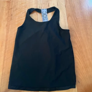 Soc tränings linne  - Jag säljer detta träningslinnet från soc i storlek 134/140 men passar lite större storlek❤️