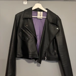 Skinnjacka  - Säljer en kortare skinnjacka