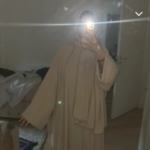Abaya set - Säljer denna öppen abaya, den kommer med matchande sjal och matchande kortärmad klänning under. Köpte hela sett för 900. Helt ny skick. Säljer för 750