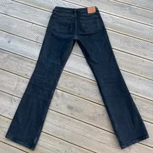 Säljer dessa svarta lågmidjade jeans ifrån Levis!❤️Knappt använda och nypris är cirka 1400kr. Storlek 27 men skulle säga S. Säljer för 400kr
