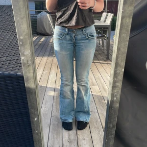 Lågmidjade jeans only  - Här är ett par jätte fina lågmidjade bootcut jeans från only i storlek xs/s som inte längre kommer till användning. Innerbens längden är 85cm och midjemåttet rakt över från kant till kant är 37cm, skriv om ni har fler frågor💕