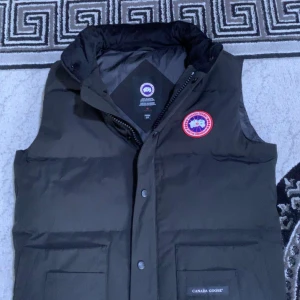 Canada goose väst  - Hej! Säljer min canada goose väst, skulle säga att den är sprillans ny. Har haft den ett litet tag nu och börjar växla ur den så tänkte mig för att sälja den. Har bara använts i 2023 hösten/våren. Äkta såklart skriv för mer info!