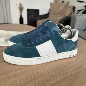 Valentino Flycrew - Otroligt fint skick! (Skick9/10) Alla nitar kvar. Väldigt sällsynt färg som är svår att få tag på, Allt og (box, dustbags och extra snören följer med) Storlek 39,5 passar mig som vanligtvis har 40-41