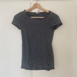 Randig t-shirt - Bra skick