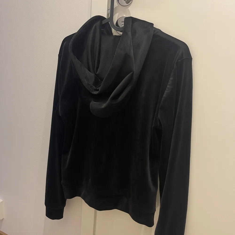 Svart Zip-tröja med luva från Gina Tricot. 🖤Använd ett fåtal gånger🖤. Tröjor & Koftor.