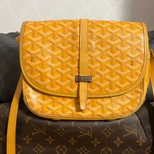 Goyard Belvedere PM 2 - Väskan är i gul färg vilket inte är något du ser varje dag, dessa väskorna går för upp mot 35000kr. Dock i oanvänt skick, min är ju då självklart använd och kommer med varken dustbag eller kvitto.