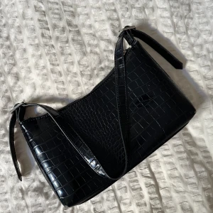 Miniväska - Miniväska med krokodilprint från NAKD.