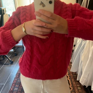 Rosa stickad tröja  - Superfin rosa stickad tröja . I bra skick . Storlek Xs🩷 Jätte skön och sticks ej!