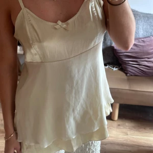 Satintopp - Så himla fin vintage satin topp.  Märke: Mais il est oú le soleil? Storlek M. 