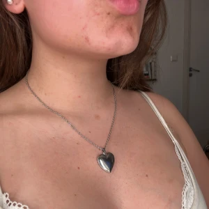 Sliver parfymhalsband  - Ett halsband av ZNT uf i färgen silver som tyvärr inte lämgre kommer till användning. Var silvertjej men är nu guldtjej 🙌🏼 har köpt ett nytt i guld ock älskar verkligen det💗 superbra för dig med parfymallergier eller känsligheter! Nypris 300 ( 
