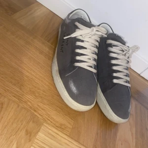 Saint Laurent 06 grey  - Unika Saint Laurent skor 10/10 skick använda fåtal gånger. Enda paret på Plick!! Allt og tillkommer!!