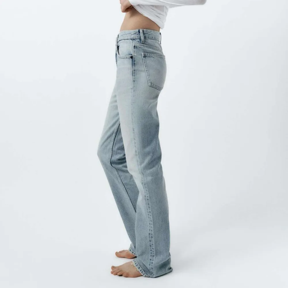 Helt nya jeans från Zara, aldrig använda och prislapp finns kvar! Sjukt fin ljusblå färg😫. Jeans & Byxor.