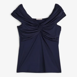 Off shoulder top - Säljer denna slutsålda toppen som jag köpte i påsk, endast använd fåtal gånger🫶🏻Storlek M men passar mig som har S🥰