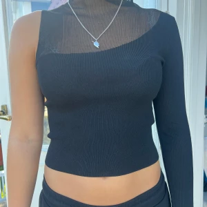 One shoulder topp från zara - Snygg One shoulder topp från zara, långärmad Använd fåtal gånger Priset går att förhandla!