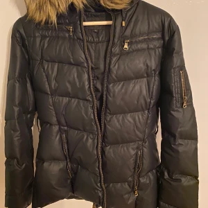 Vinter jacka  - En vacker vinterjacka, som sitter jättebra (midjan kommer att vara framträdande)! Mycket varm och bra kvalitet, använd max 4/5 gånger