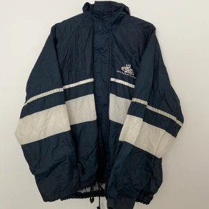 Windbreaker // PNB nation - Är i mycket gott skick. Hittar inte storleken på jackan men skulle gissa att den motsvarar en XL. Det finns justerbara spännband vid midjan som gör att man kan ändra passformen. De finns en luva som man själv kan dra ut från kragen(bild 5)