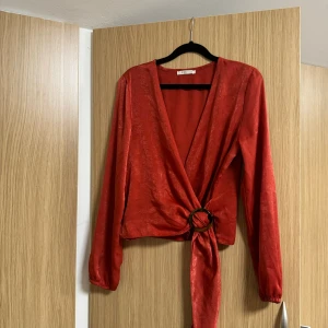 Knytblus  - Jättesnygg knytblus i sån fin färg! Den är väldigt bekväm! Passar st M och L