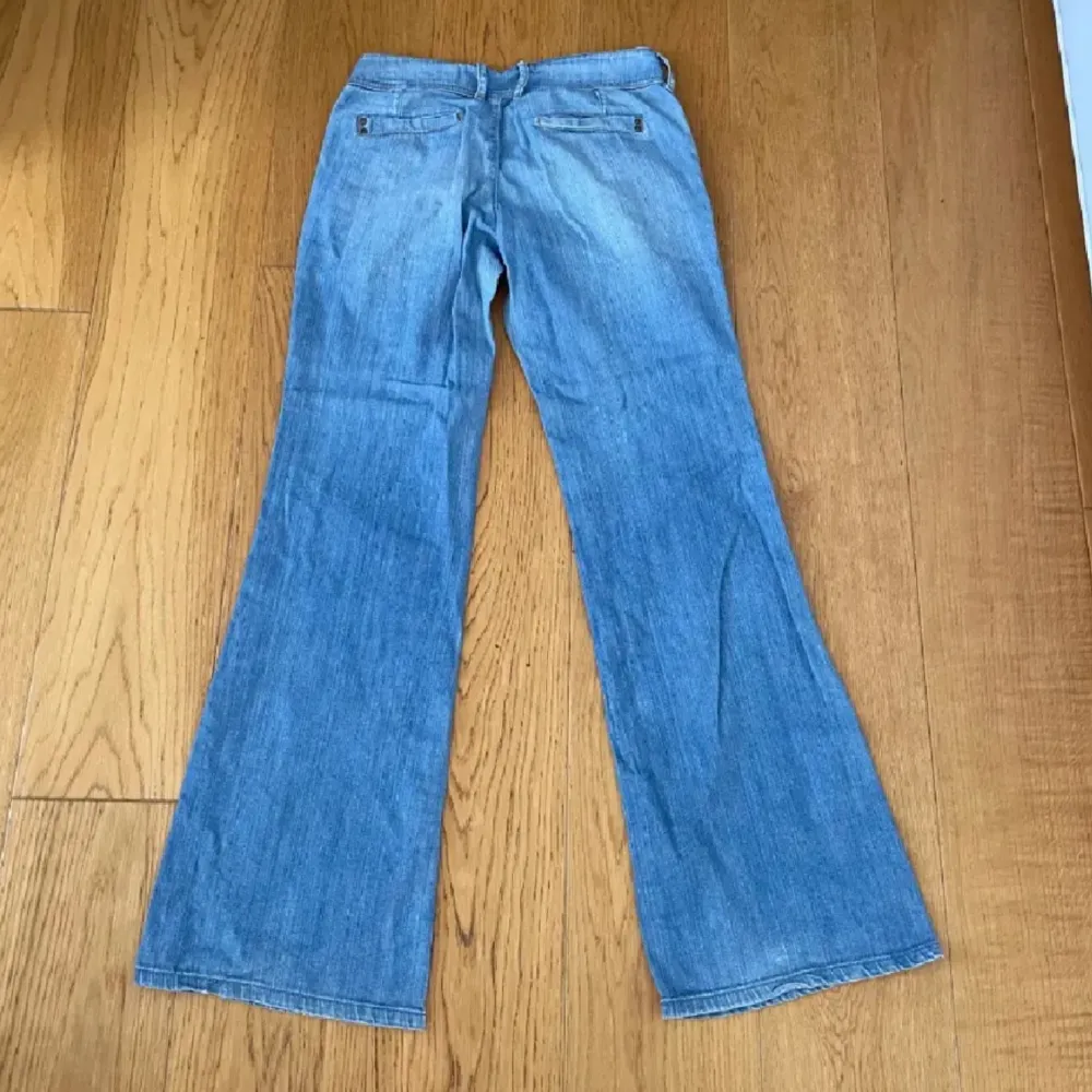 Skit snygga lågmidjade bootcut jeans i väldigt bra skick från mango, i storlek 36 jag sytt upp de lite längst ner🩷 priset går alltid att diskutera och köparen står för frakt🩷. Jeans & Byxor.