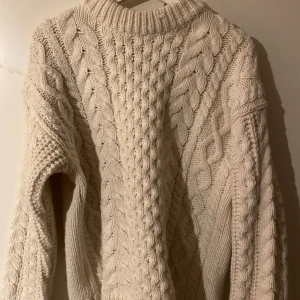 Vit stickad tröja - Vit mysig kabelstickad tröja som endast använts till en julafton! Från Hm. Storlek S. 