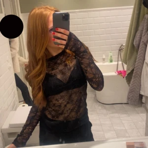 Spets tröja - Säljer denna superfina spetstoppen från Lindex då den ej kommer till användning💞