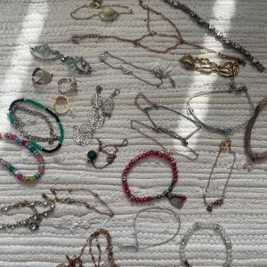 Armband  - Armband och lite ringar. Allt är använt eller testat. Skicka vilken/vilka du vill ha 