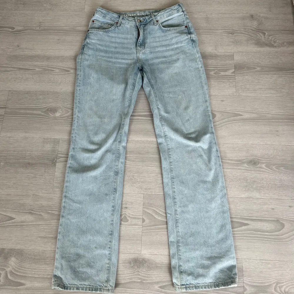 Blåa jeans från Bikbok, använda fåtal gånger men finns slitning längst ner på ena benet. Köparen står själv för frakten!. Jeans & Byxor.