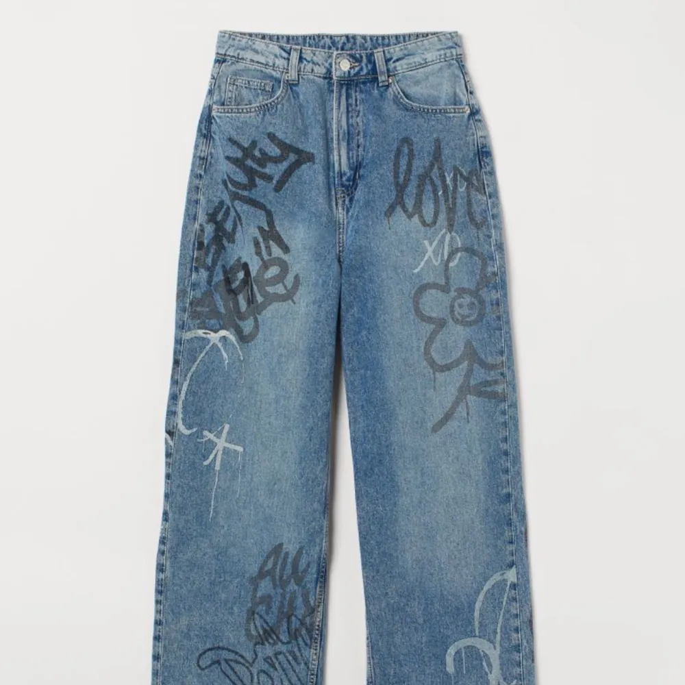 Säljer dessa baggy low jeans från h&m. Storlek 36. Hör av dig vid frågor eller fler bilder!😊😊😊. Jeans & Byxor.