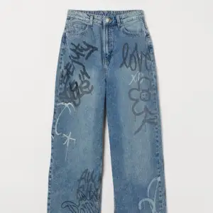 Säljer dessa baggy low jeans från h&m. Storlek 36. Hör av dig vid frågor eller fler bilder!😊😊😊