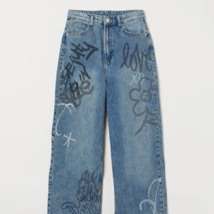 Jeans - Säljer dessa baggy low jeans från h&m. Storlek 36. Hör av dig vid frågor eller fler bilder!😊😊😊