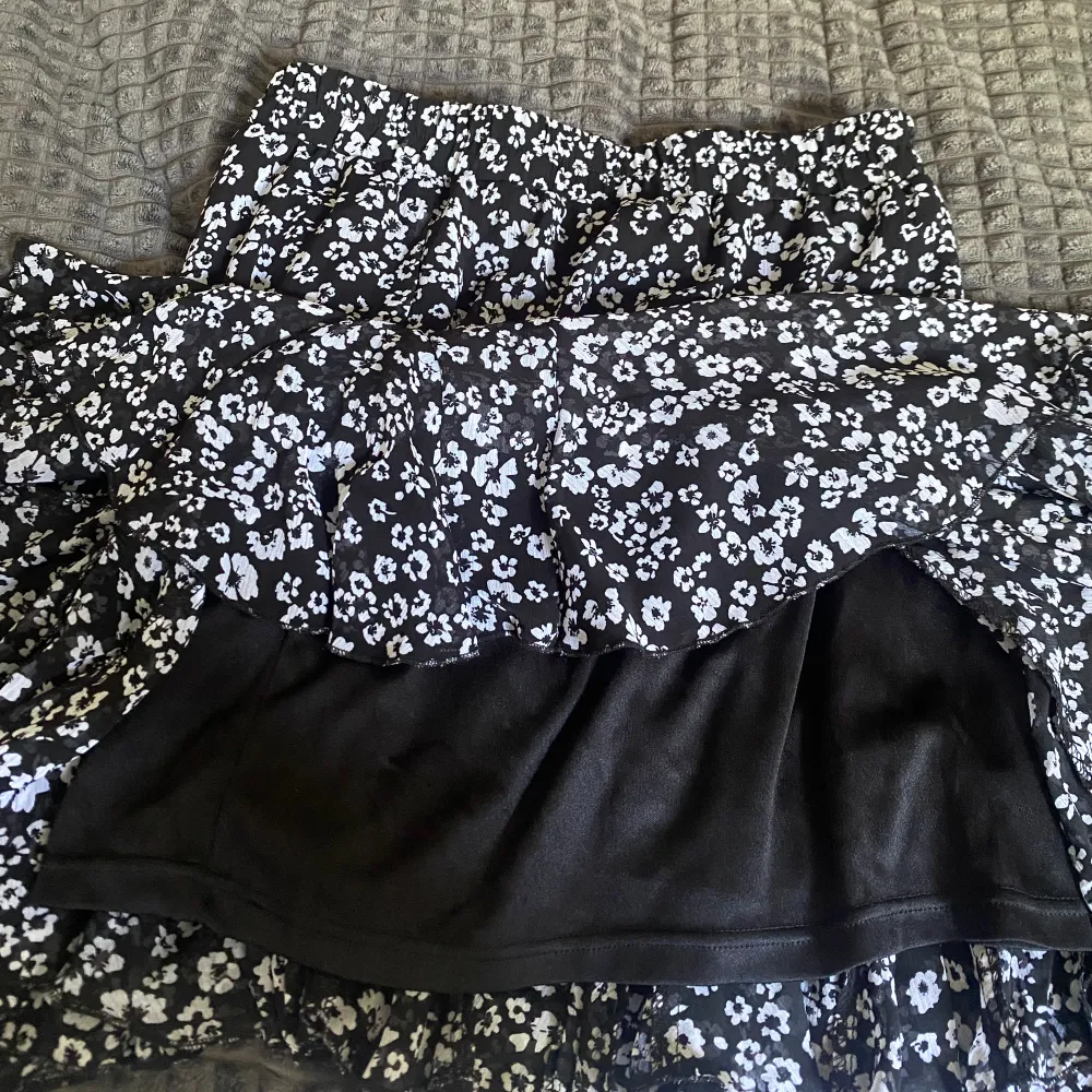 Jätte söt blommig kjol till sommaren🌸 Säljer på grund av att jag inte har fått så mycket användning av den, därav är den i gott skick. Den har en svart under kjol och det går därför inte att se igenom kjolen 💗☺️. Kjolar.