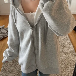 Grå zip hoodie  - Grå zip hoodie från Gina i XL, för stor för mig. Använt 1-2 gånger kanske🩶